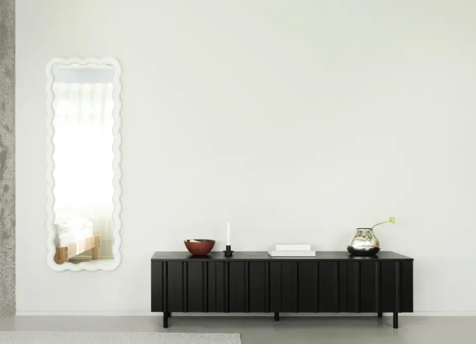 Aparador bajo Rib, Soft Black*Normann Copenhagen Hot