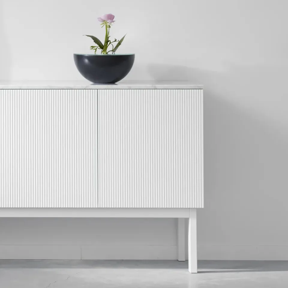 Aparador Beam, Lacado , base blanca, panel superior en mármol carrara*A2 Outlet