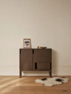 Aparador Layer, Roble oscuro, 120x110, con patas*Design House Stockholm Hot