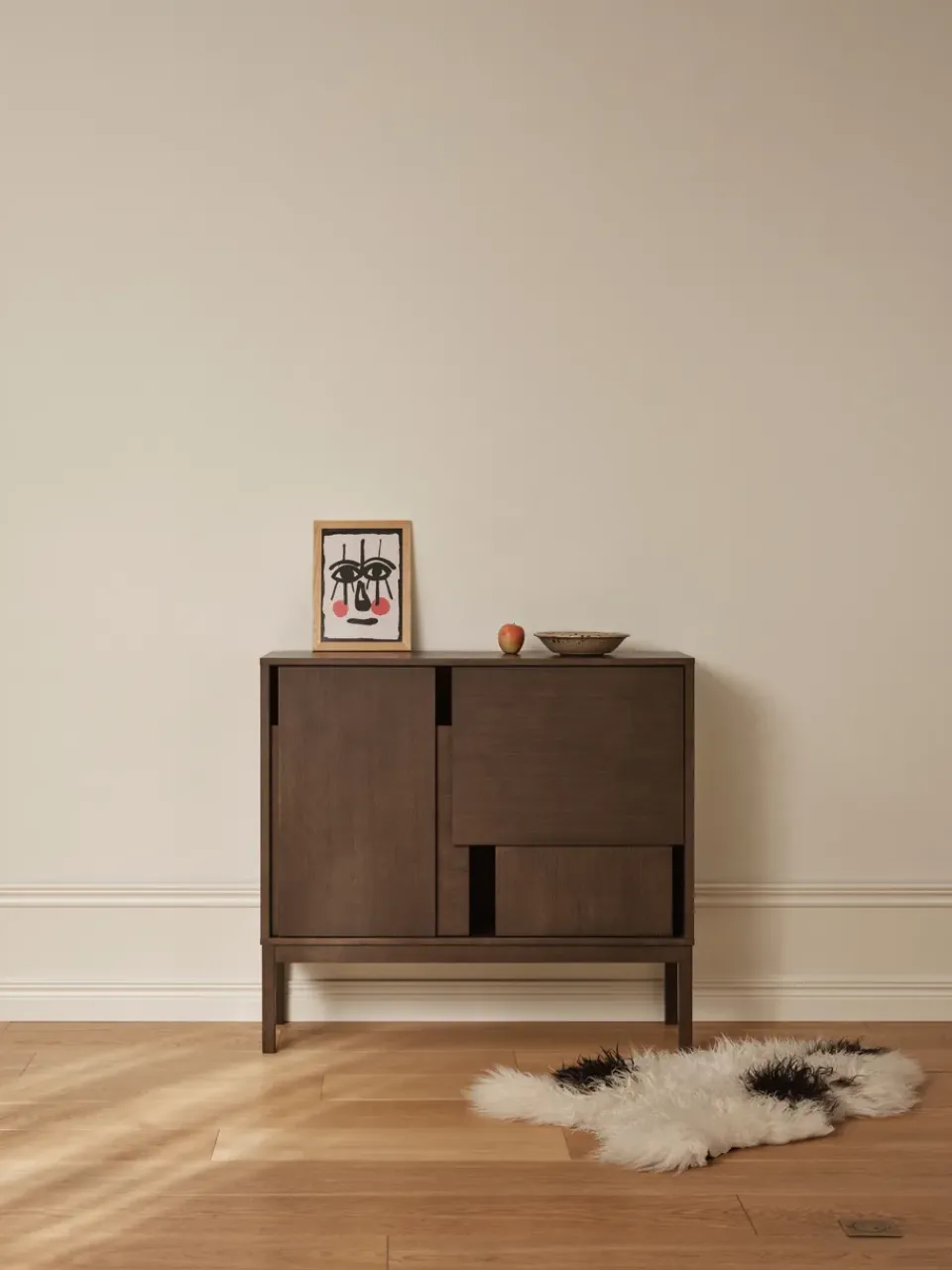 Aparador Layer, Roble oscuro, 120x110, con patas*Design House Stockholm Hot