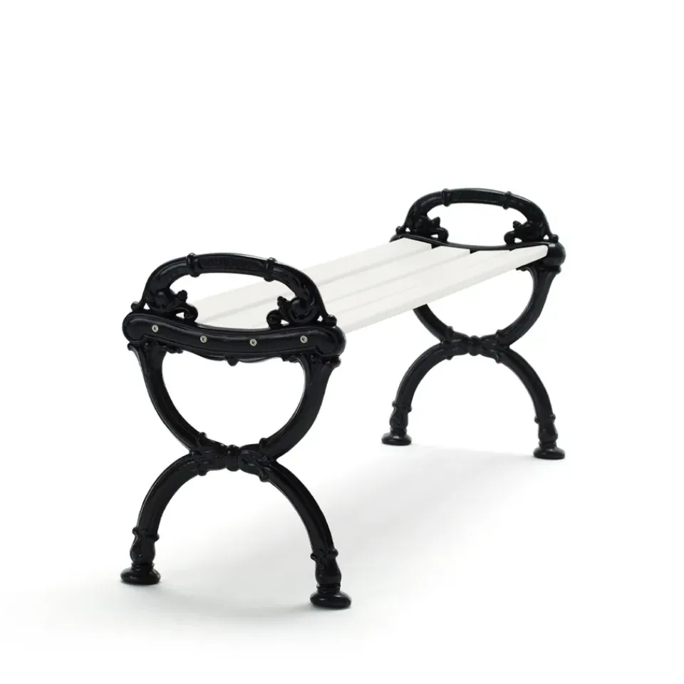 Banco Byarum, Pino lacado en , soporte negro*Byarums bruk New