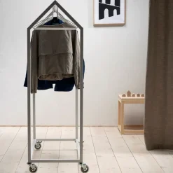 Burro de ropa Clothing House,*Essem Design New