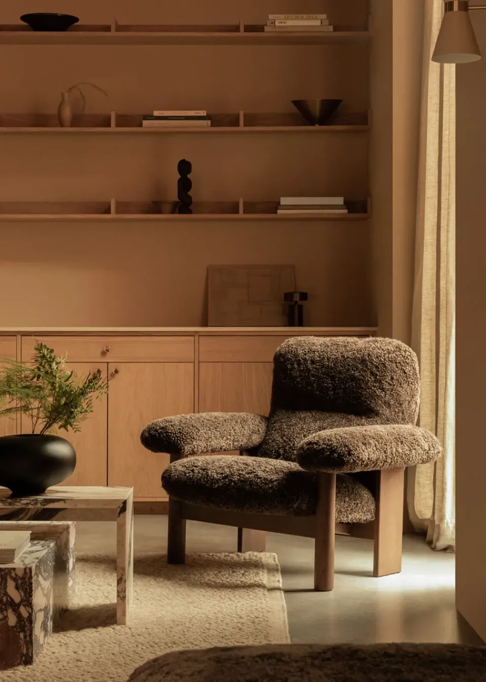 Butaca Brasilia, Dark oak-Root sheepskin*Audo Copenhagen Outlet