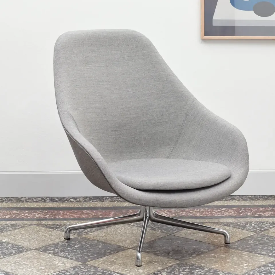 Butaca lounge About a Lounge 91, piel black, estructura de aluminio negra*HAY Online