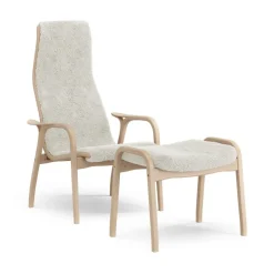 Butaca y reposapiés Lamino haya lacada/piel de oveja, Offwhite*Swedese Outlet