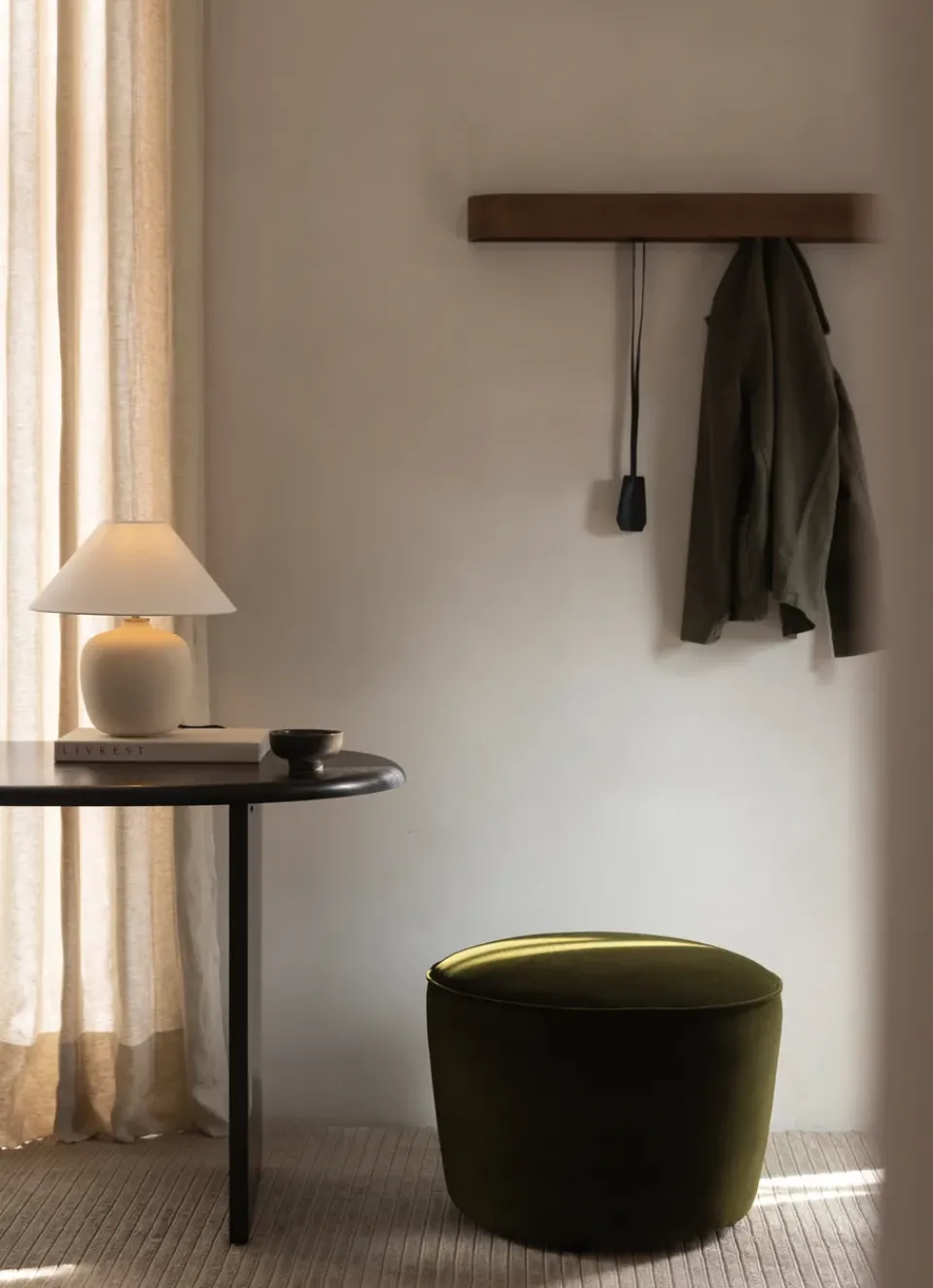 Colgador de ropa Epoch 79 cm., Roble teñido oscuro*Audo Copenhagen New