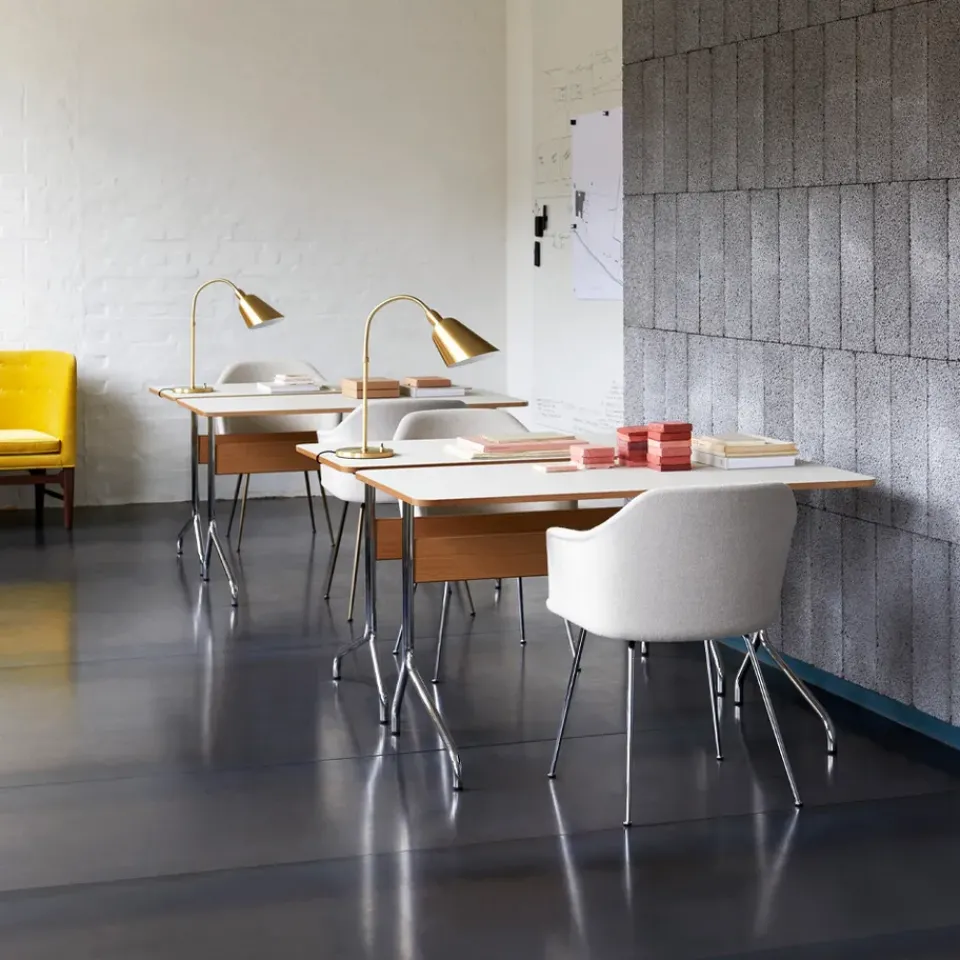 Escritorio Pavilion AV16, Black linoleum, roble lacado , patas negras*&Tradition Outlet