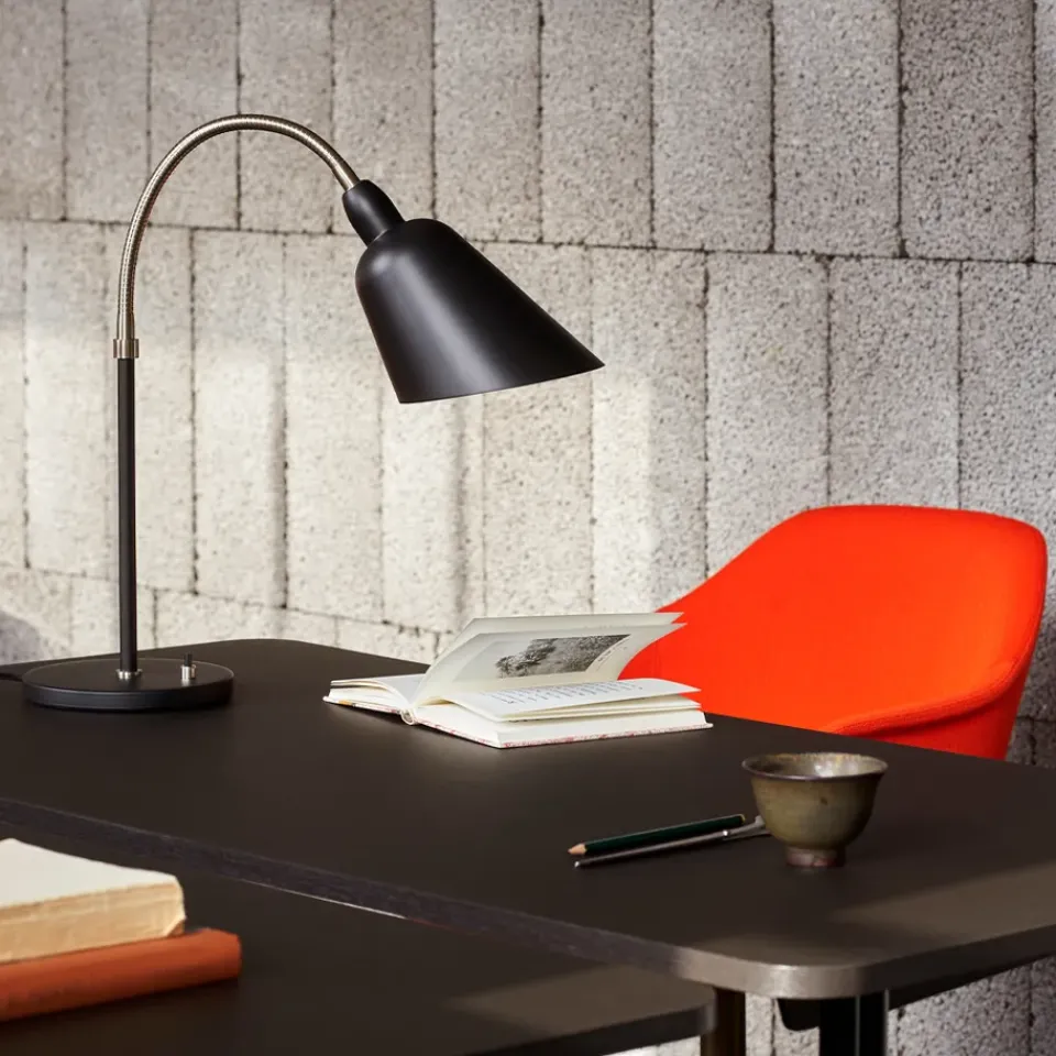 Escritorio Pavilion AV16, Black linoleum, roble lacado , patas negras*&Tradition Outlet
