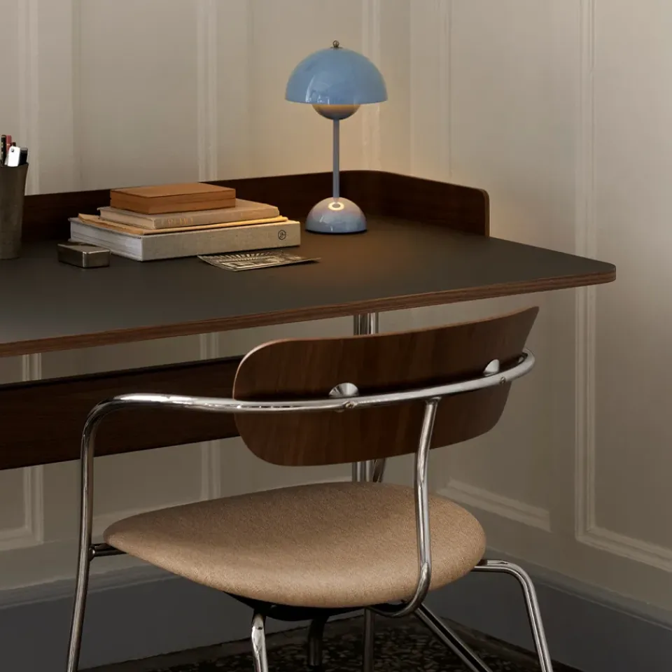 Escritorio Pavilion AV17, Mushroom linoleum, roble lacado, patas de cromo*&Tradition New