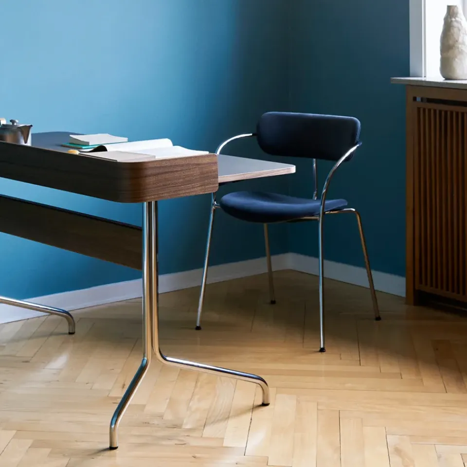 Escritorio Pavilion AV17, Mushroom linoleum, roble lacado, patas de cromo*&Tradition New