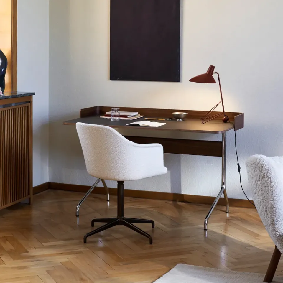 Escritorio Pavilion AV17, Mushroom linoleum, roble lacado, patas de cromo*&Tradition New