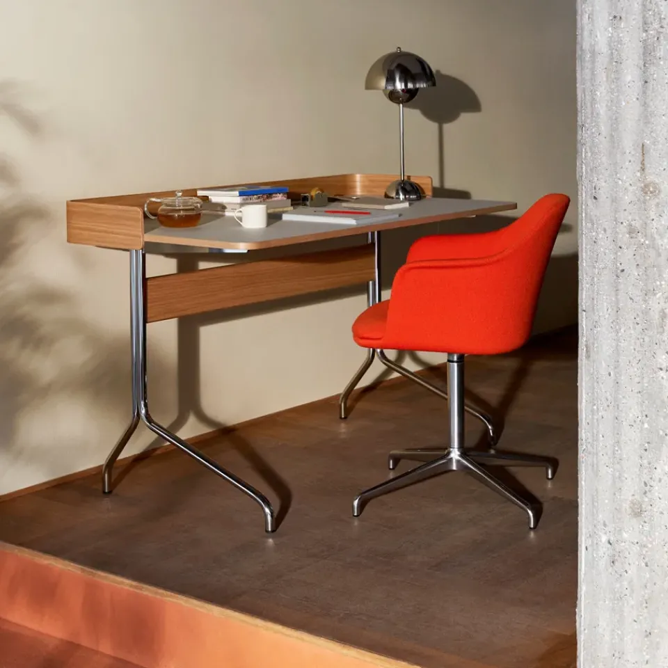 Escritorio Pavilion AV17, Mushroom linoleum, roble lacado, patas de cromo*&Tradition New