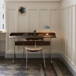 Escritorio Pavilion AV17, Mushroom linoleum, roble lacado, patas de cromo*&Tradition New