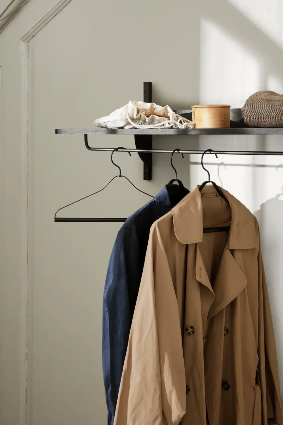 Estante con barra Sector 37 x 87 cm, Black ash-black brass*Ferm Living Hot