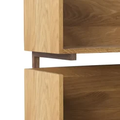 Estantería de pared Stack, Oak, soportes en nogal aceitado oscuro*Kristina Dam Studio Clearance