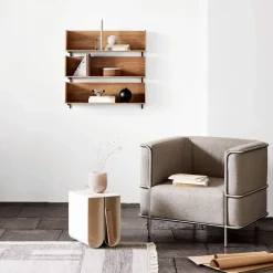 Estantería de pared Stack, Oak, soportes en nogal aceitado oscuro*Kristina Dam Studio Clearance