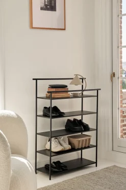 Estantería de suelo Dora, Black*Ferm Living Online