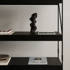 Módulo de estantería Zet, Oak dark stained, 1x2, black steel base*Audo Copenhagen Discount