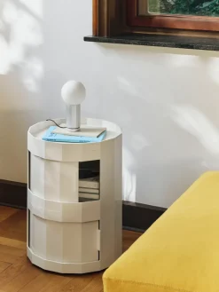 Mesa auxiliar Facet Cabinet 20, Eggshell*HAY