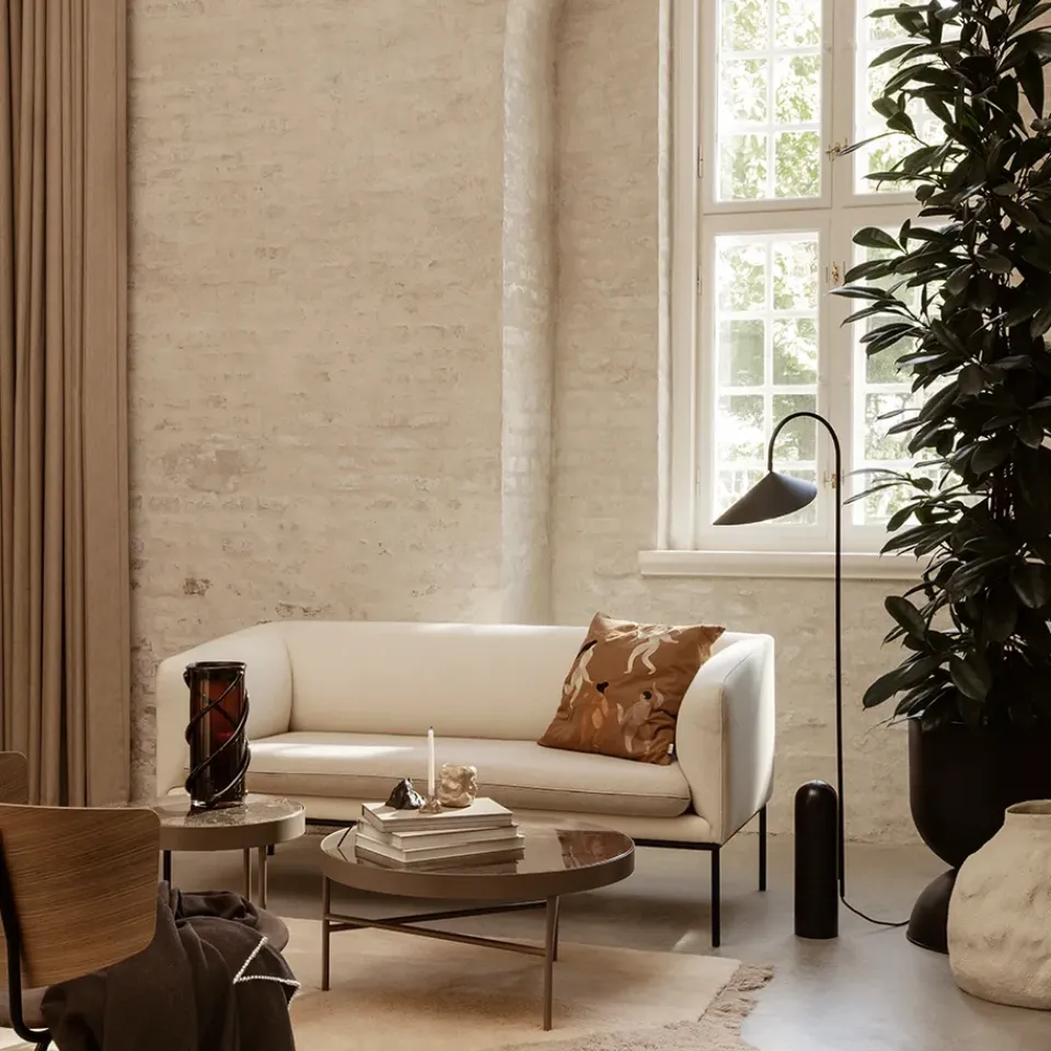 Mesa de centro Marble Table, Mármol , medium, base negra*Ferm Living Online