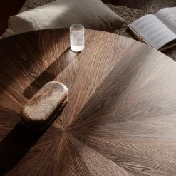 Mesa de centro Post, Oak smoked, small, lines*Ferm Living Online