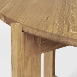 Mesa de comedor Collector Ø120 × 74 cm, Roble lacado en tono cálido*Kristina Dam Studio Best