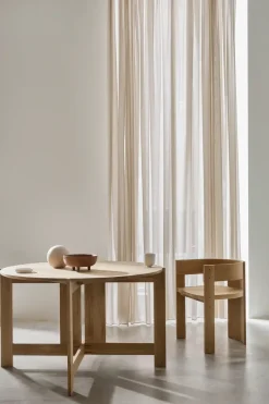 Mesa de comedor Collector Ø120 × 74 cm, Roble lacado en tono cálido*Kristina Dam Studio Best