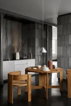 Mesa de comedor Collector Ø120 × 74 cm, Roble lacado en tono cálido*Kristina Dam Studio Best