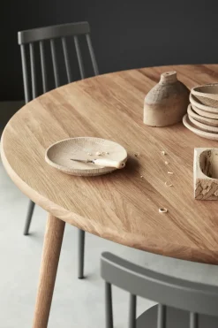 Mesa de comedor Miss Tailor redonda Ø130 cm, roble natural tratado con aceite, tablero fijo*Stolab Outlet