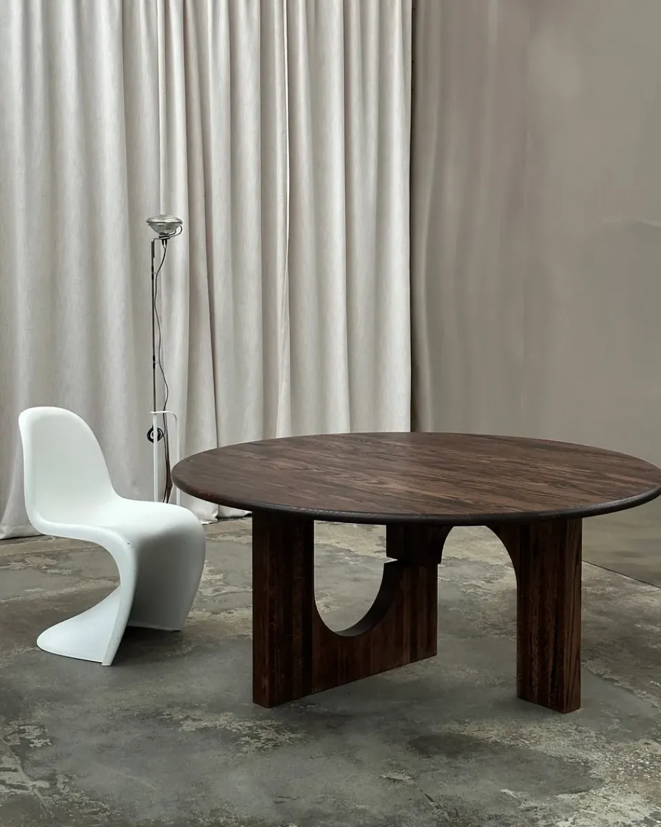 Mesa de comedor Sanders Ø160 cm, Nogal teñido oscuro*Tinted New