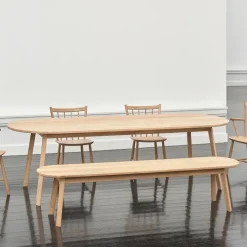 Mesa de comedor Triangle Leg, roble lacado, 250×85 cm*HAY Outlet