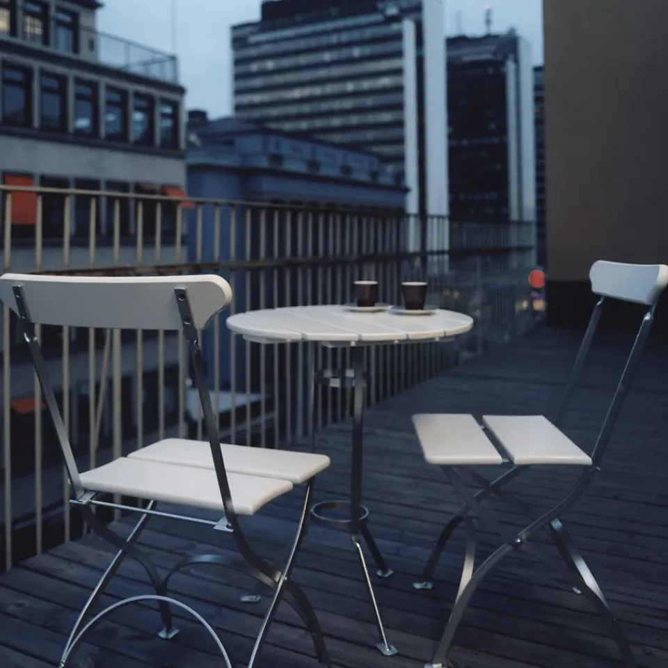 Mesa de tres patas Bryggeri, Roble lacado -galvanizado en caliente*Grythyttan Stålmöbler Online