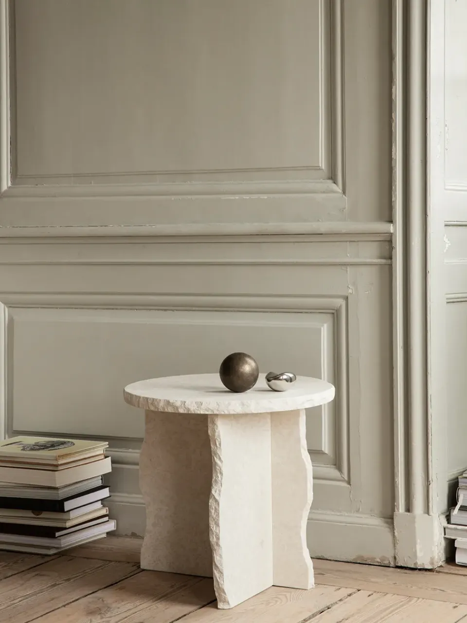 Mesa Mineral Sculptural Ø52 cm, Bianco Curia*Ferm Living Online