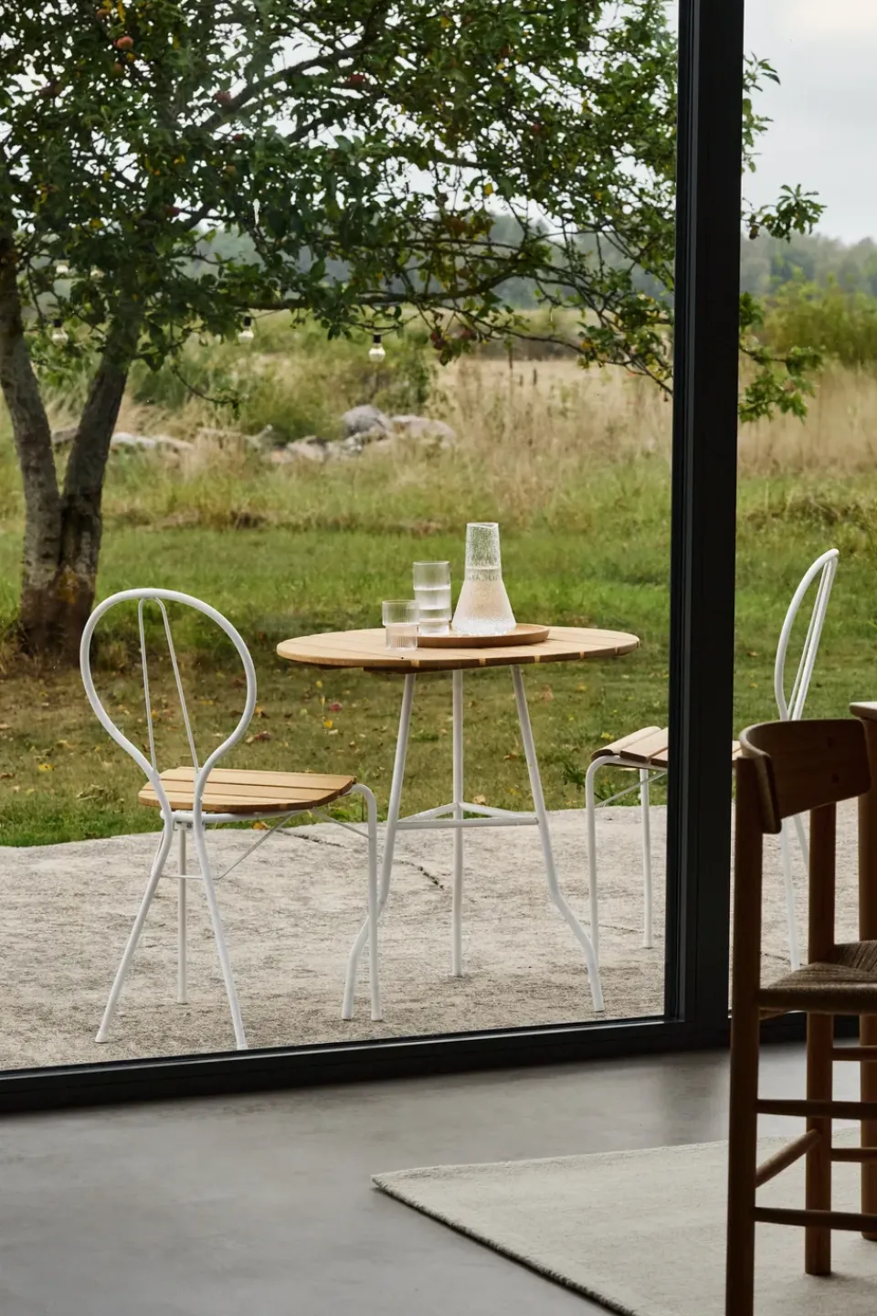 Mesa Pia Ø70 cm, Soporte de acero lacado - roble aceitado*Gärsnäs New