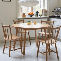 Mesa redonda Triangle Leg, roble lacado al agua*HAY Hot