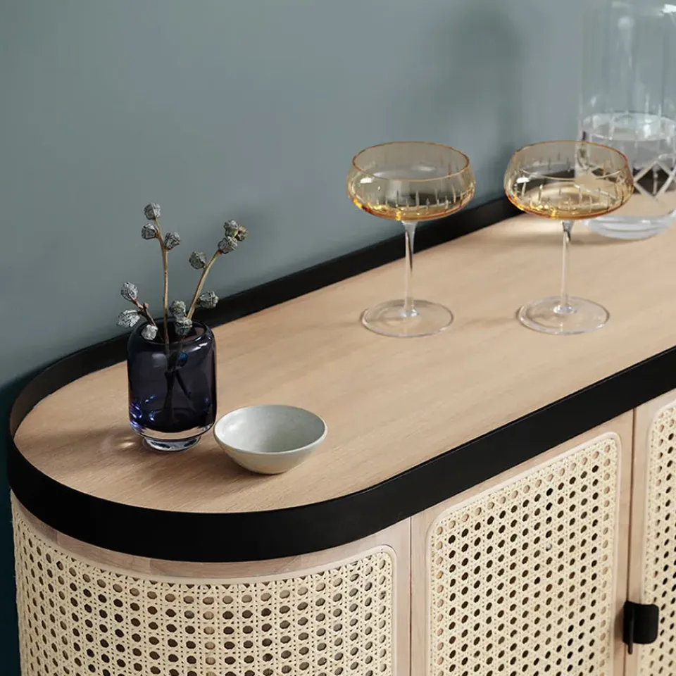 Mueble bar Be My Guest, Ratán, roble aceitado blanco, base de acero en color negro*Warm Nordic Sale