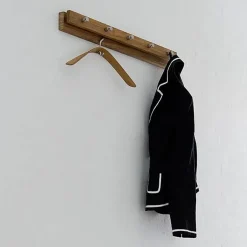 Perchero Cutter, Roble teñido en , 5 pomos*Fritz Hansen Online