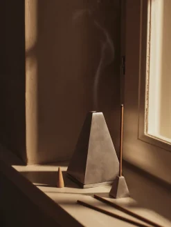 Quemador de incienso Pyra con forma de cono, Borstad aluminium*Ferm Living Hot