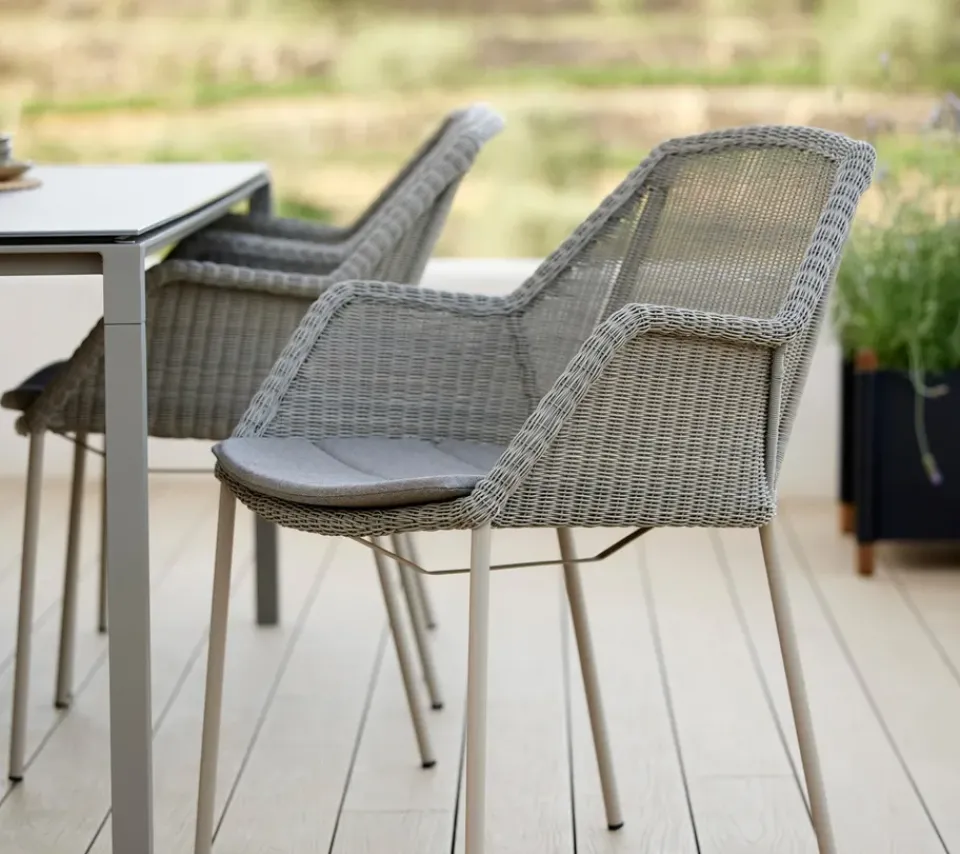 Silla con reposabrazos apilable Breeze weave, Taupe*Cane-line New