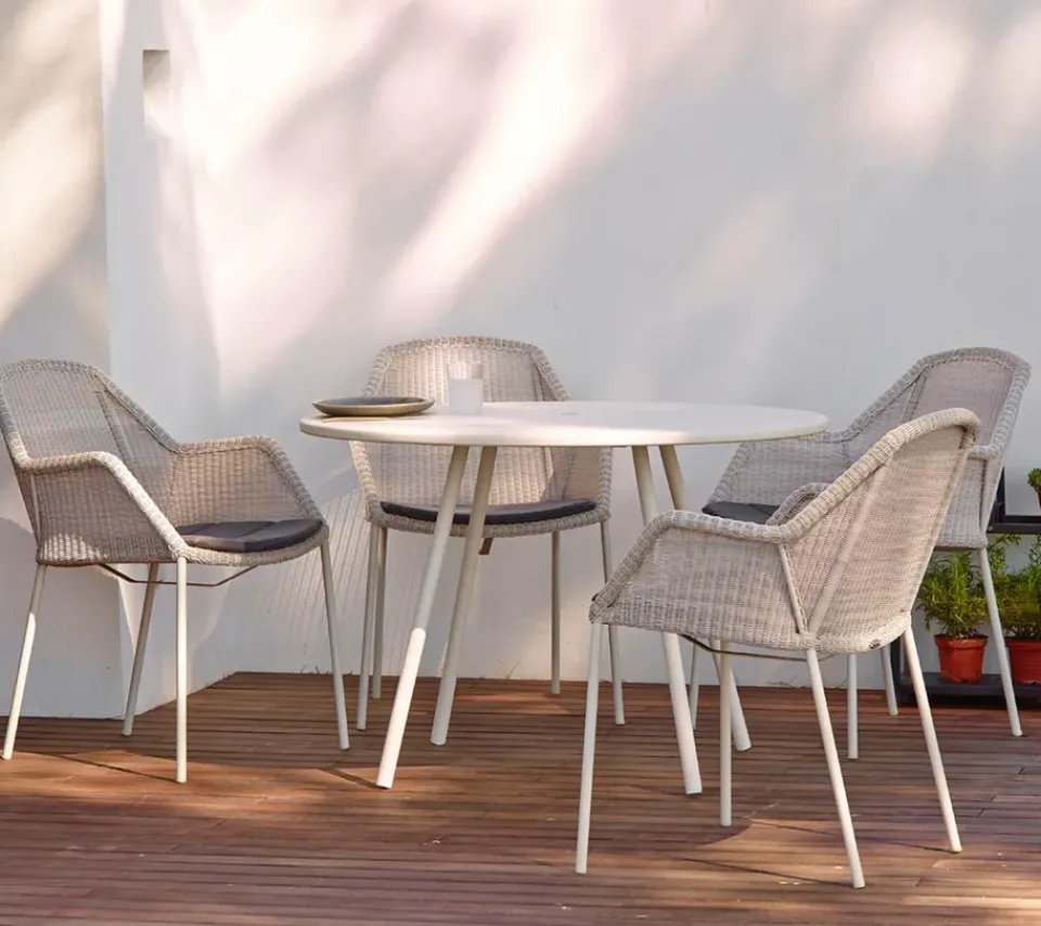 Silla con reposabrazos apilable Breeze weave, Taupe*Cane-line New