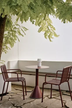 Silla con reposabrazos Palissade, Iron red*HAY New