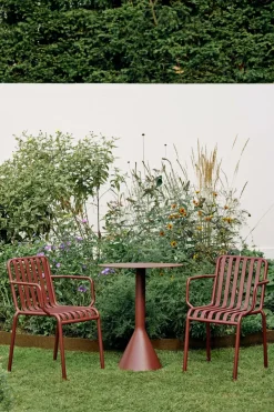 Silla con reposabrazos Palissade, Iron red*HAY New