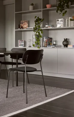 Silla de comedor con patas negras Co , roble*Audo Copenhagen New