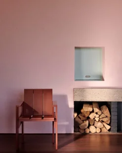 Silla de comedor Crate con reposabrazos en pino lacado, hierro*HAY