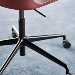 Silla de oficina Rely HW28, Red brown, base giratoria en negro*&Tradition Hot
