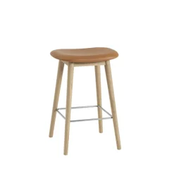 Silla Fiber counter stool 65 cm, Cuero cognac, patas de roble*Muuto Hot