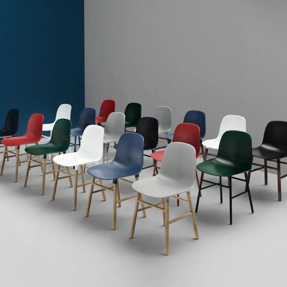 Silla Form, Red, patas de roble*Normann Copenhagen Online