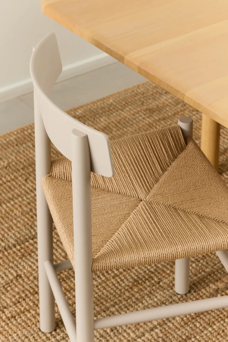 Silla J39, Pebble grey-trenzado natural*Fredericia Furniture