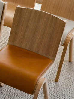 Silla Ready con asiento tapizado, Red oak-Logan Jasmine*Audo Copenhagen New