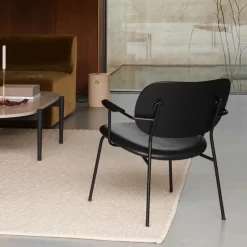 Sillón Co, Cuero dakar 0842 black, respaldo y brazo roble oscuro, base negra*Audo Copenhagen Clearance
